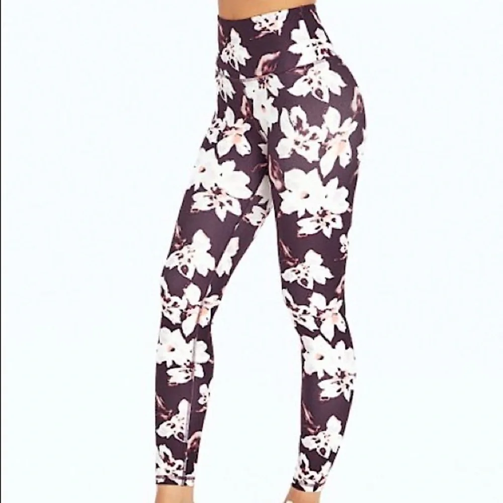 đźŤ2/$45~NWOT Balance Collection Wild Plum Floral Leggings~Large - Picture 5 of 11